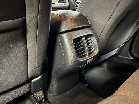 Used 2020 Jeep Cherokee Latitude w/ Cold Weather Group image 12