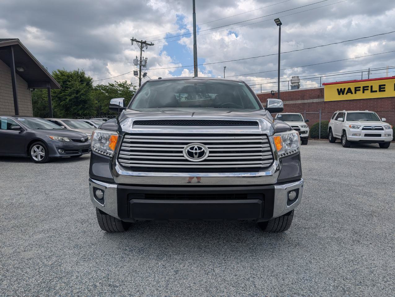 Used 2017 Toyota Tundra Limited w/ Limited Premium Package RWD image 2
