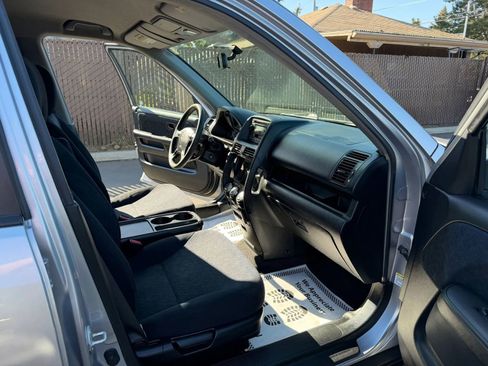 Used 2005 Honda CR-V LX image 13