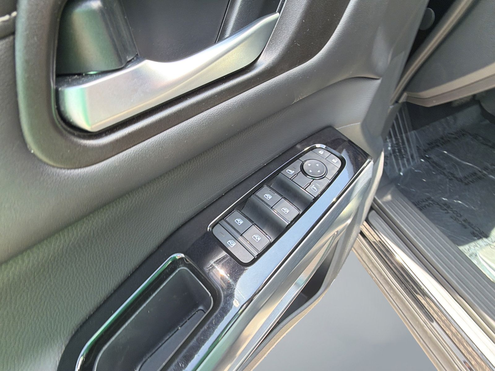 Certified 2025 Nissan Pathfinder SL w/ SL Premium Package FWD image 28