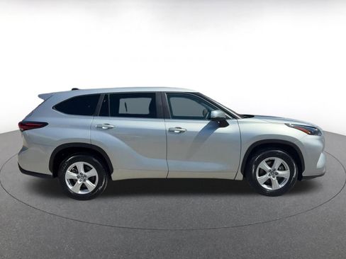 Used 2025 Toyota Highlander LE FWD image 16