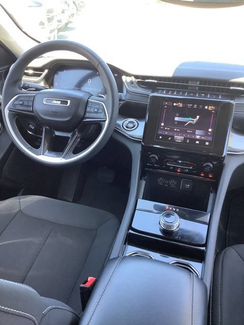 Used 2023 Jeep Grand Cherokee Laredo AWD/4WD image 13