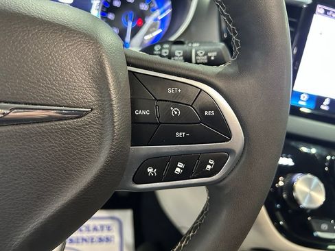 Used 2024 Chrysler Pacifica Touring-L FWD image 25