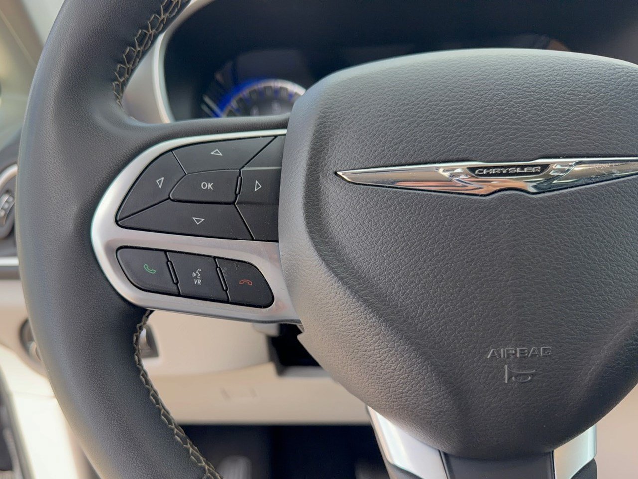 Used 2024 Chrysler Pacifica Touring-L FWD image 18