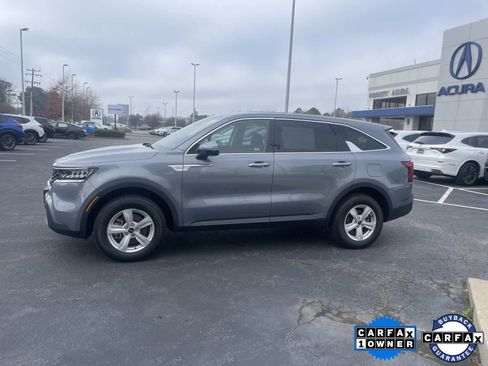 Used 2023 Kia Sorento LX image 2
