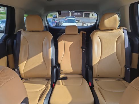 Used 2024 Kia Carnival LX FWD image 24