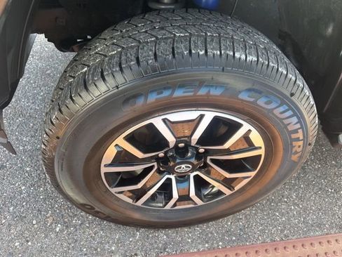 Used 2022 Toyota Tacoma TRD Sport image 9