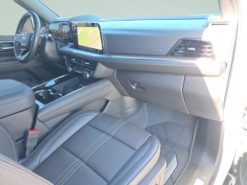 Used 2025 Chevrolet Suburban High Country image 16