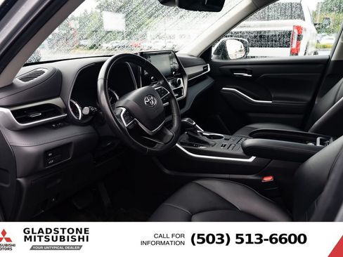 Used 2022 Toyota Highlander XLE AWD/4WD image 19