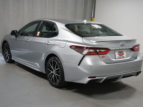 Used 2023 Toyota Camry SE FWD image 6