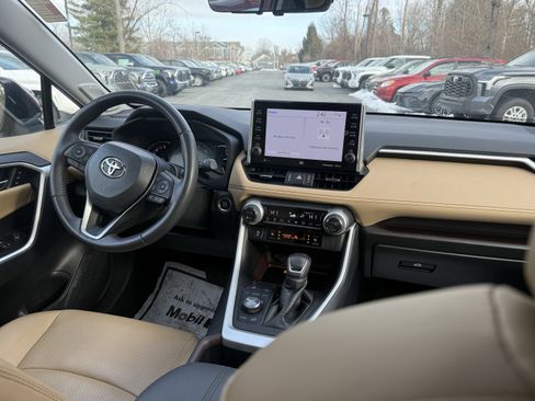 Used 2022 Toyota RAV4 Limited image 16