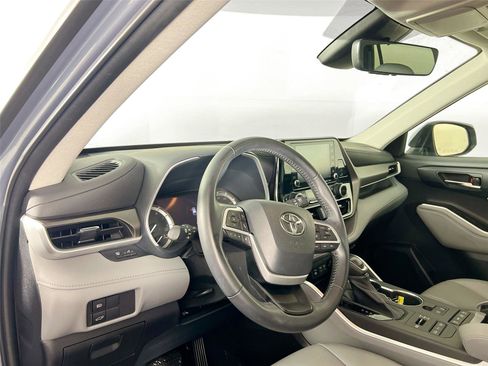 Used 2022 Toyota Highlander XLE image 10