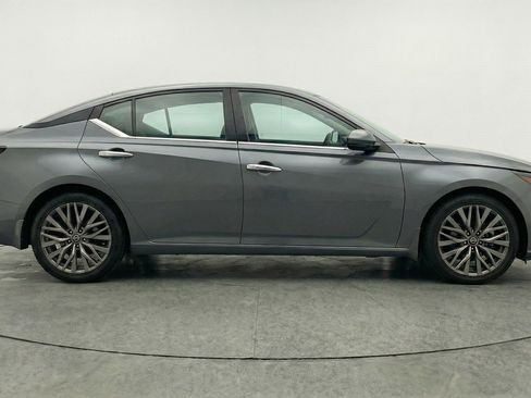Used 2025 Nissan Altima 2.5 SV image 11