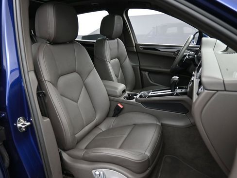 Certified 2025 Porsche Macan AWD/4WD image 31