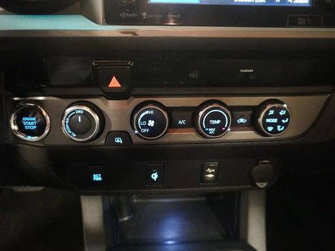 Used 2016 Toyota Tacoma TRD Sport image 8