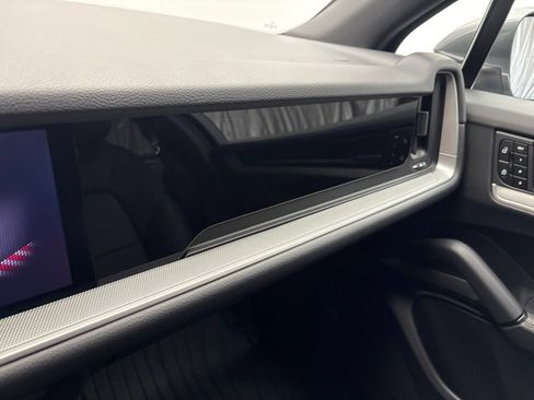 Certified 2024 Porsche Cayenne AWD/4WD image 33