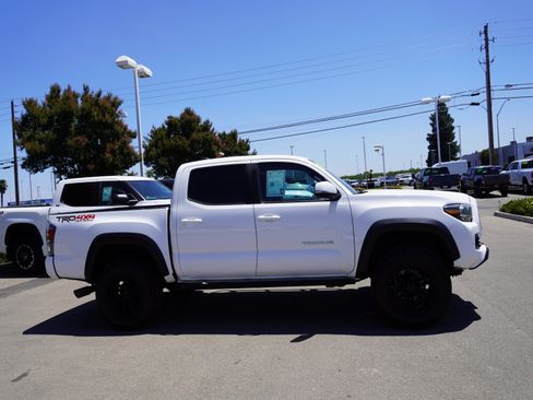Used 2020 Toyota Tacoma TRD Off-Road w/ Technology Package AWD/4WD image 4