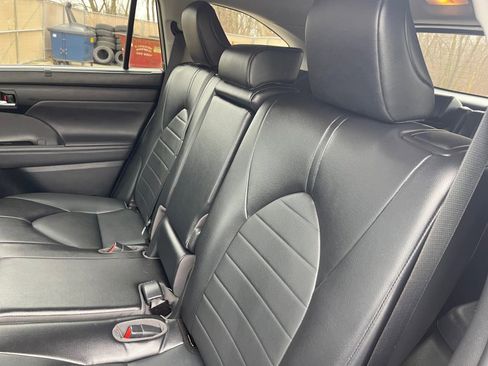 Used 2022 Toyota Highlander XLE image 18