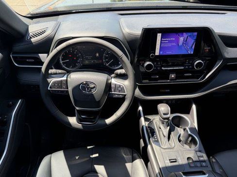 Certified 2024 Toyota Highlander XSE FWD image 9