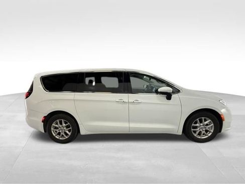 Used 2023 Chrysler Pacifica Touring-L FWD image 6