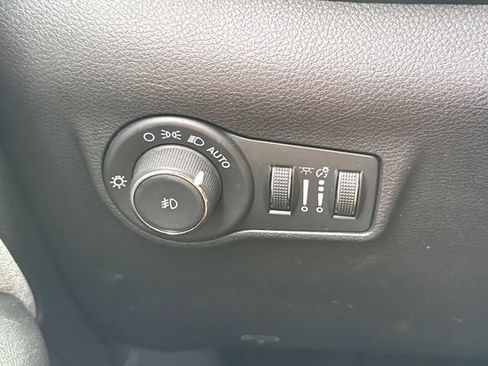 Used 2025 Jeep Compass Latitude AWD/4WD image 36
