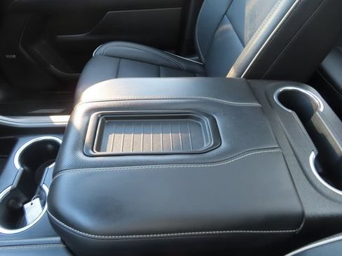 Used 2023 GMC Yukon SLT w/ SLT Luxury Package AWD/4WD image 41
