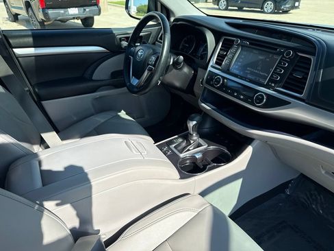 Used 2018 Toyota Highlander XLE AWD/4WD image 24