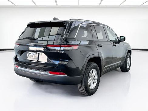 Used 2023 Jeep Grand Cherokee Laredo AWD/4WD image 4