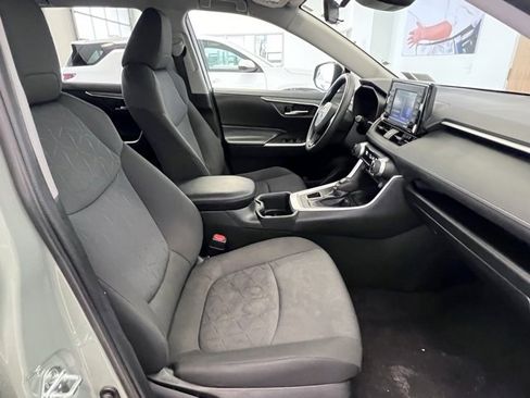 Used 2022 Toyota RAV4 XLE image 19