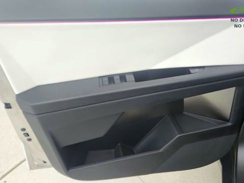 Used 2024 Tesla Cybertruck AWD Crew Cab image 33