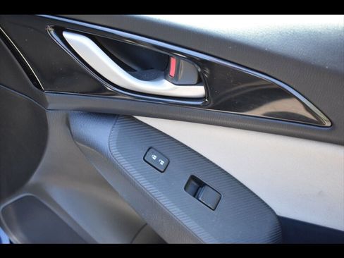 Used 2016 MAZDA MAZDA3 i Touring FWD image 33