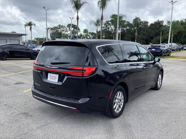 Used 2024 Chrysler Pacifica Touring-L FWD image 4