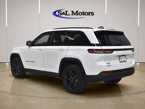 Used 2023 Jeep Grand Cherokee Altitude AWD/4WD image 5