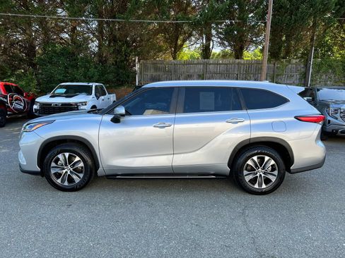 Used 2023 Toyota Highlander XLE FWD image 7