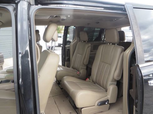 Used 2015 Chrysler Town & Country Touring w/ Driver Convenience Group image 15