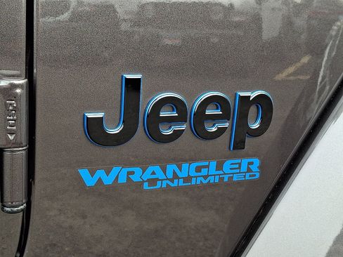 Used 2021 Jeep Wrangler Unlimited Sahara AWD/4WD image 29