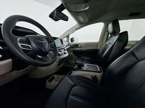 Used 2023 Chrysler Pacifica Touring-L FWD image 21