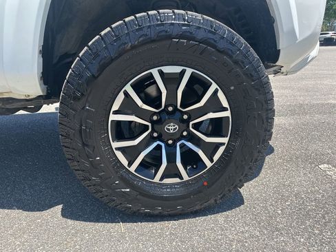 Used 2022 Toyota Tacoma TRD Sport AWD/4WD image 11