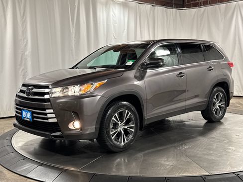Used 2019 Toyota Highlander Plus AWD/4WD image 1