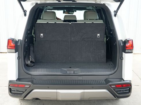 Used 2023 Lexus LX 600 Luxury w/ Appearance Package image 10