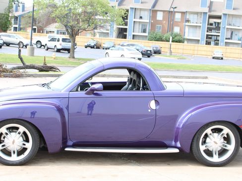 Used 2004 Chevrolet SSR w/ Preferred Equipment Group RWD image 11