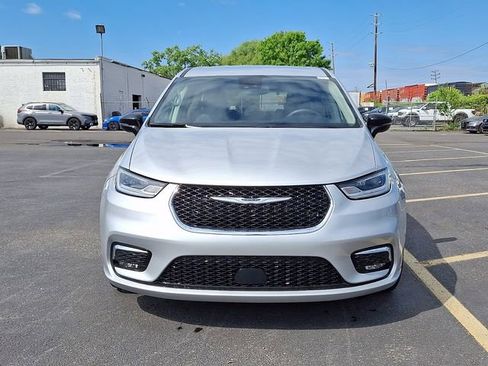 Used 2024 Chrysler Pacifica Touring-L FWD image 2