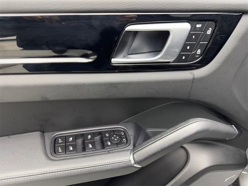 Used 2022 Porsche Cayenne image 31