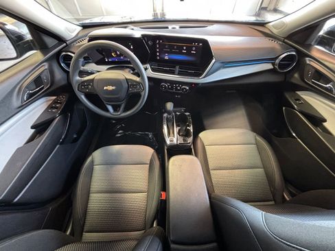 Used 2025 Chevrolet Trax LT image 32