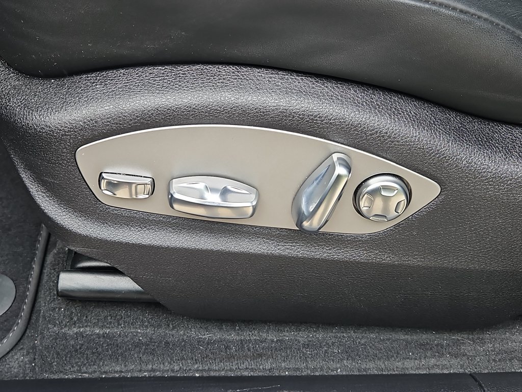 Certified 2026 Porsche Macan Turbo AWD/4WD image 29