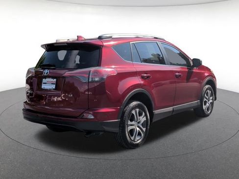 Used 2018 Toyota RAV4 LE FWD image 5