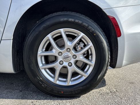 Used 2024 Chrysler Pacifica Touring-L image 20