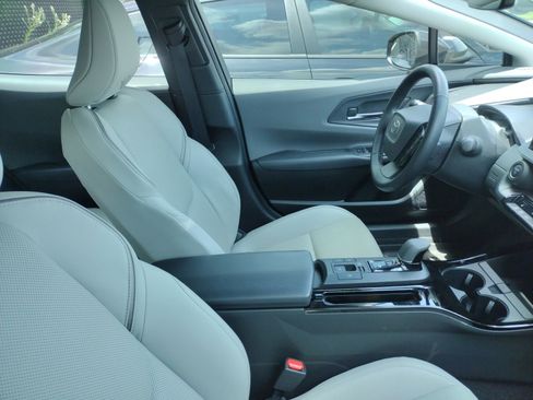 Used 2024 Toyota Prius XLE FWD image 4