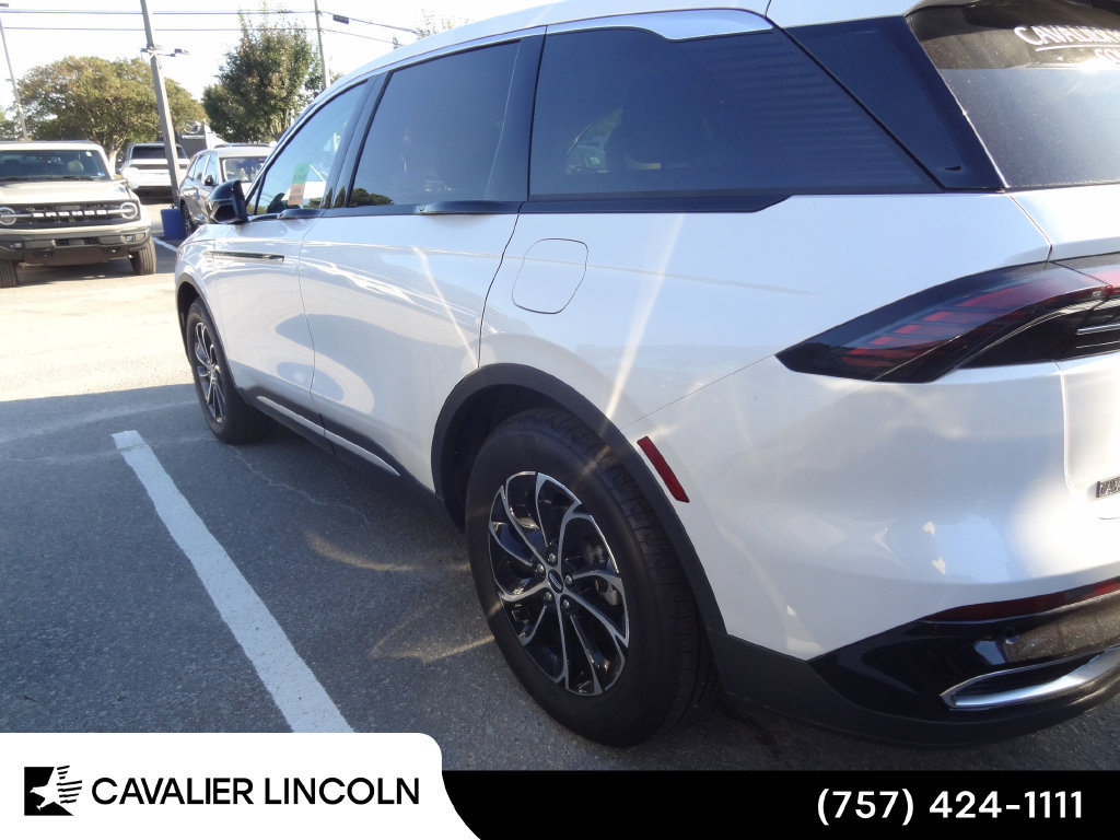 Used 2026 Lincoln Nautilus Premier AWD/4WD image 4