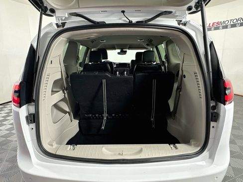 Used 2024 Chrysler Pacifica Touring-L FWD image 25